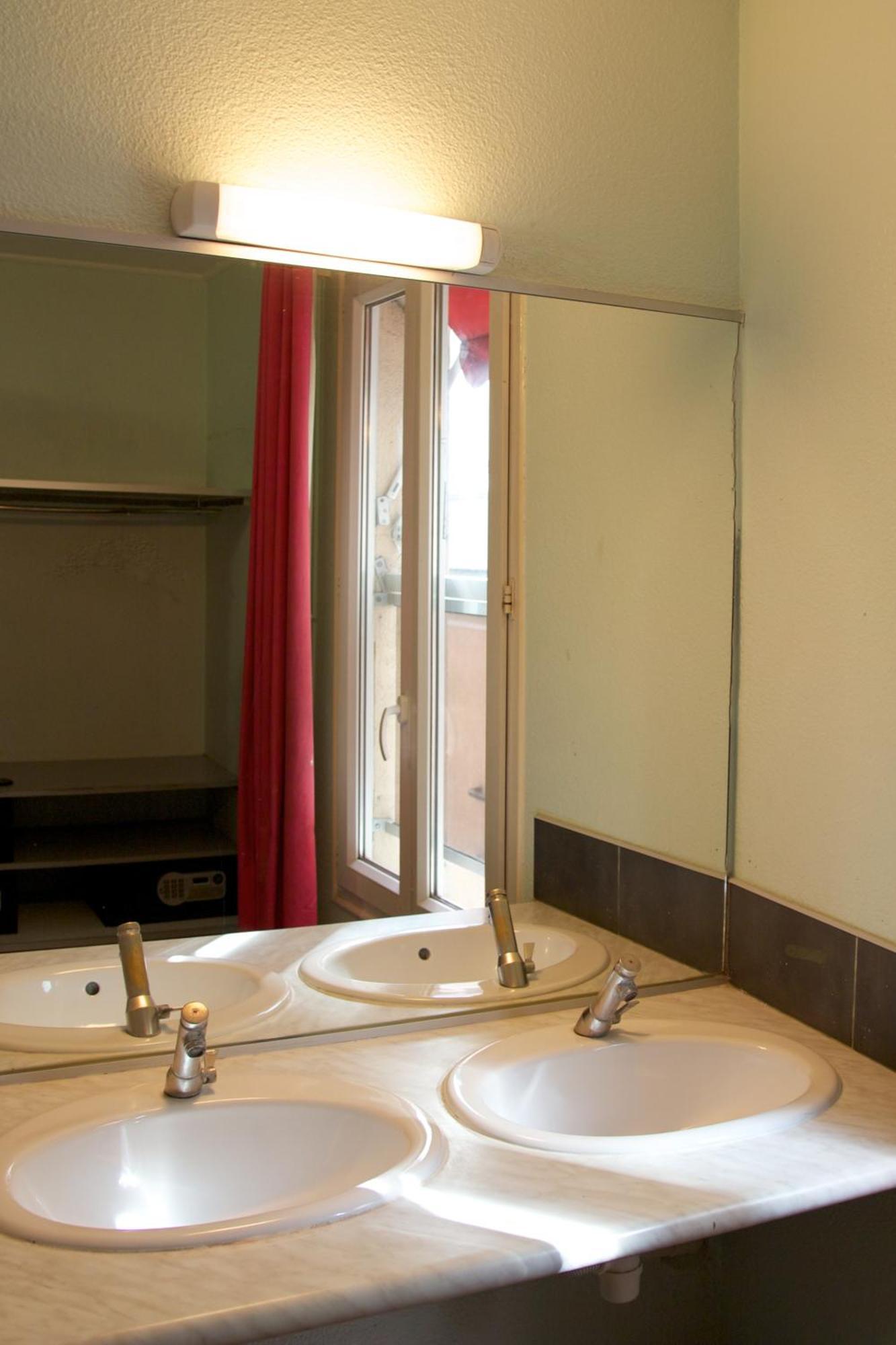 Chambre Lits Jumeaux avec Salle de Bains Commune