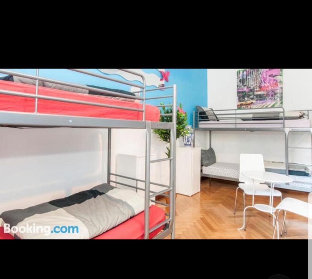 Posto Letto in Dormitorio Femminile con 5 Letti