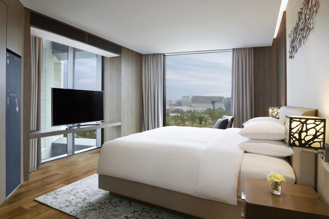Park Suite mit 1 Schlafzimmer mit 1 Kingsize-Bett und Blick auf den Botanischen Park