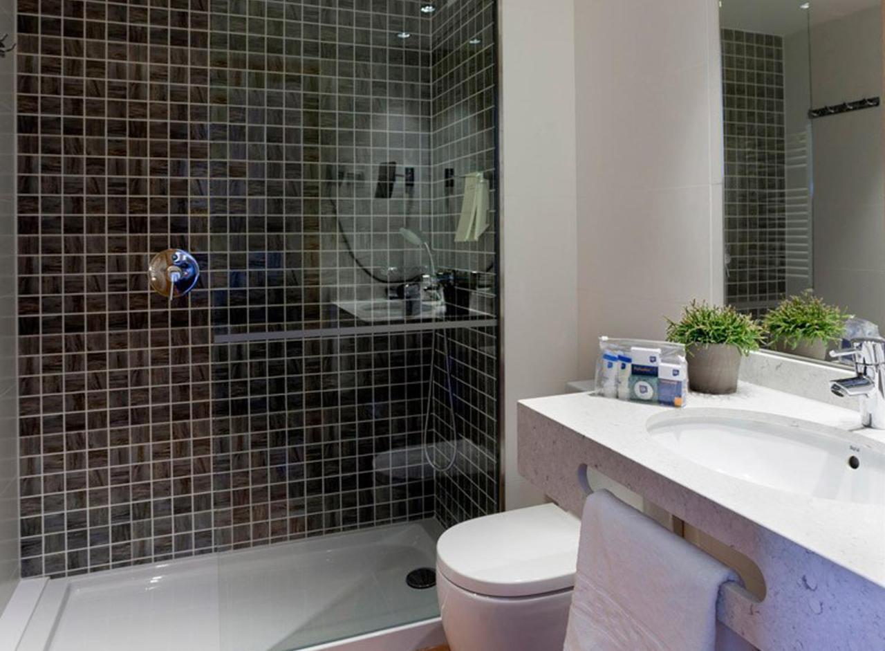 Suite Mediterrânea Premium com Vista Mar Lateral (2 Adultos)
