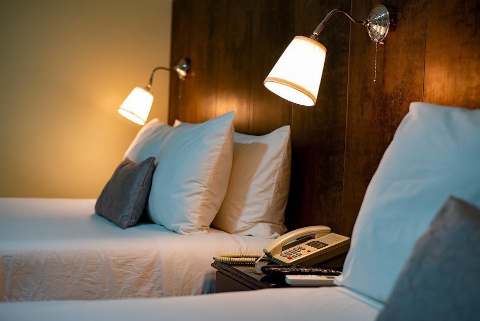 Habitación con cama grande