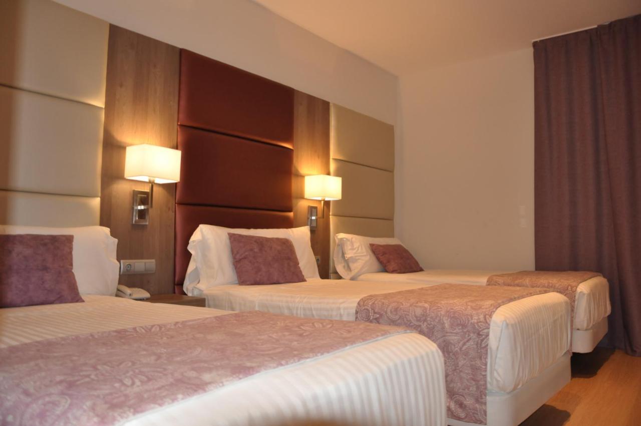 Tweepersoonskamer met 2 Aparte Bedden en een Extra Bed