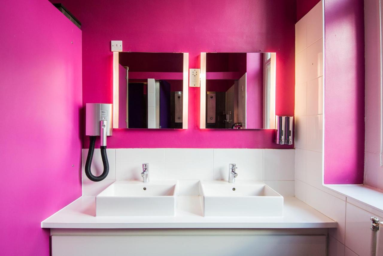 Lit dans dortoir mixte de 6 lits avec salle de bains commune