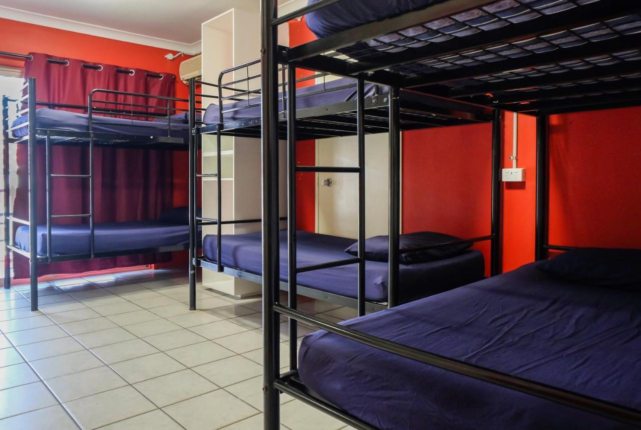 Cama en habitación compartida femenina de 6 camas con baño privado