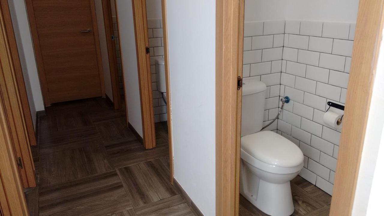 Standaard Tweepersoonskamer met 2 Aparte Bedden - Gedeelde Badkamer