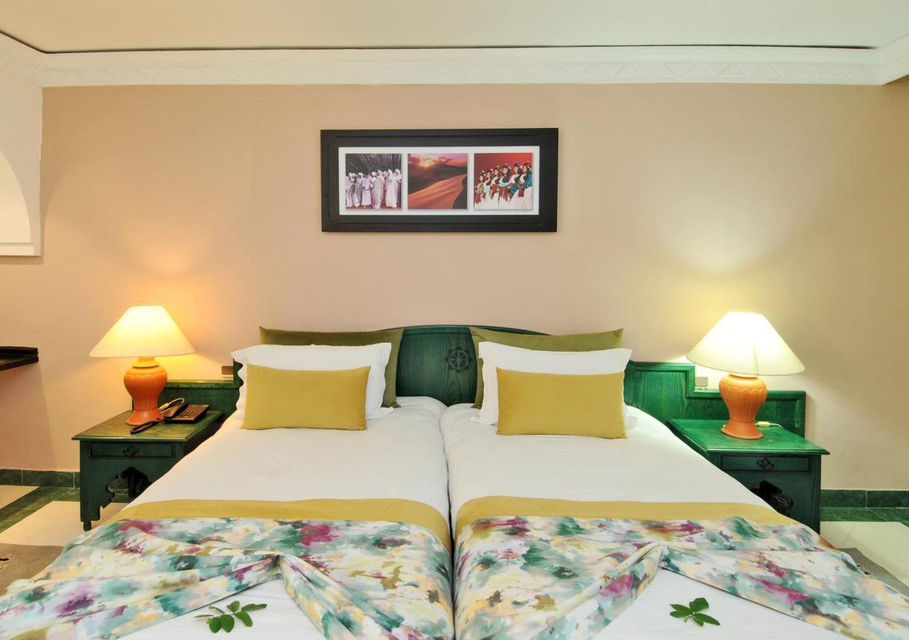 Zweibettzimmer mit Poolblick