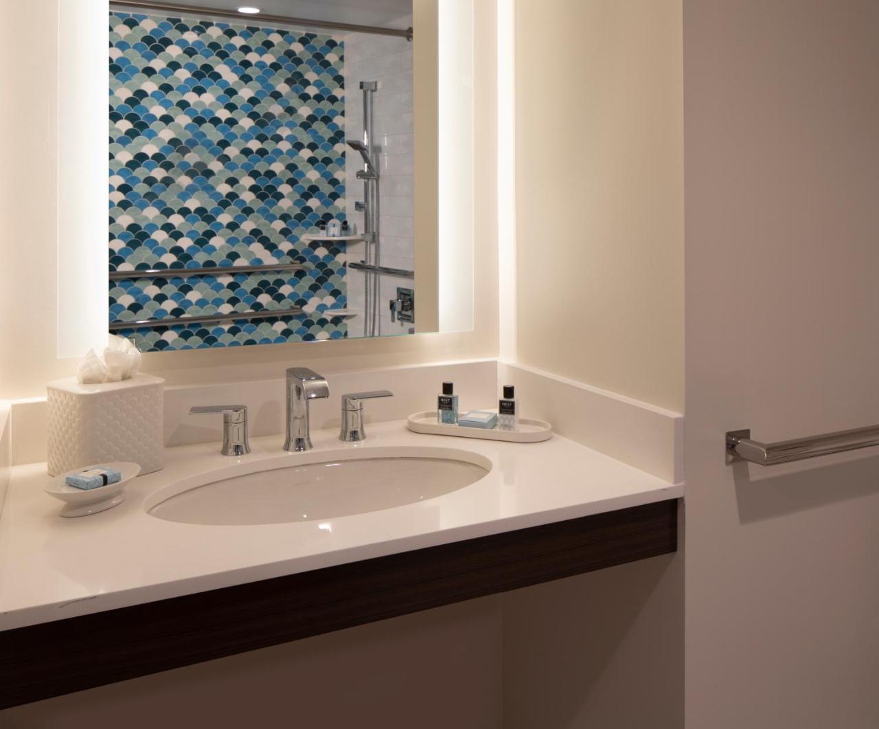 Suite mit 1 Schlafzimmer und Kingsize-Bett und Meerblick - barrierefrei mit rollstuhlgerechter Dusche