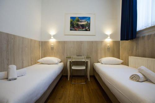 Kleine Tweepersoonskamer met 2 Aparte Bedden