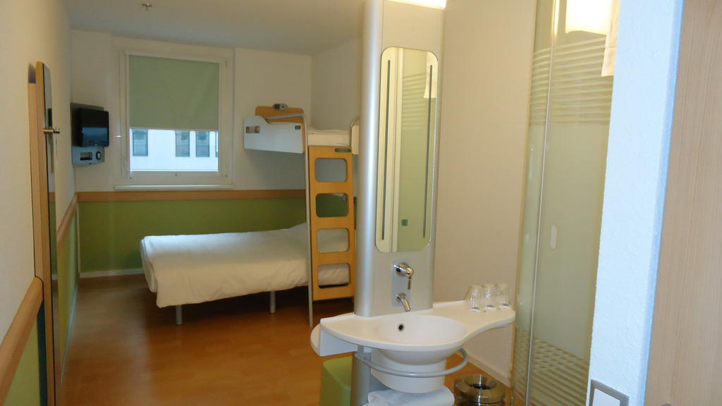 Quarto Standard com Cama de Casal e Cama Individual