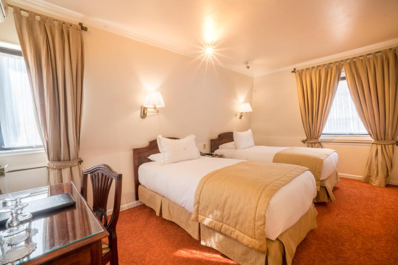 Quarto com 2 Camas de Solteiro