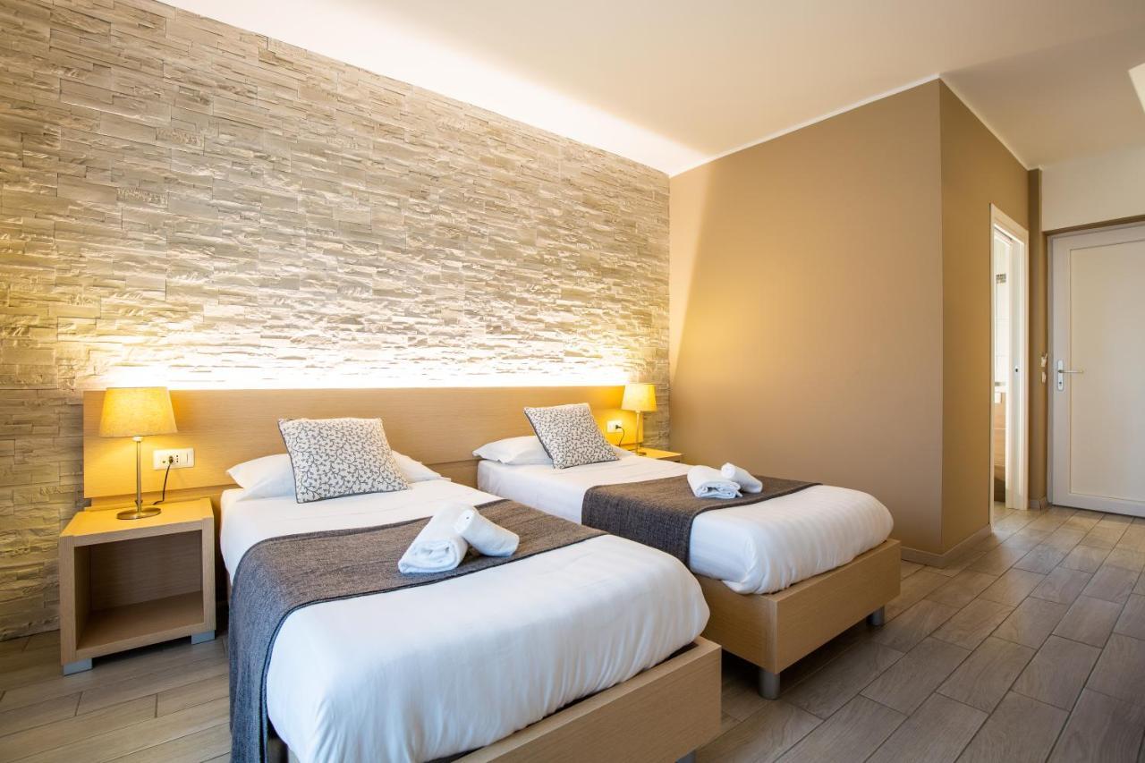 Doppel-/Zweibettzimmer mit Poolblick