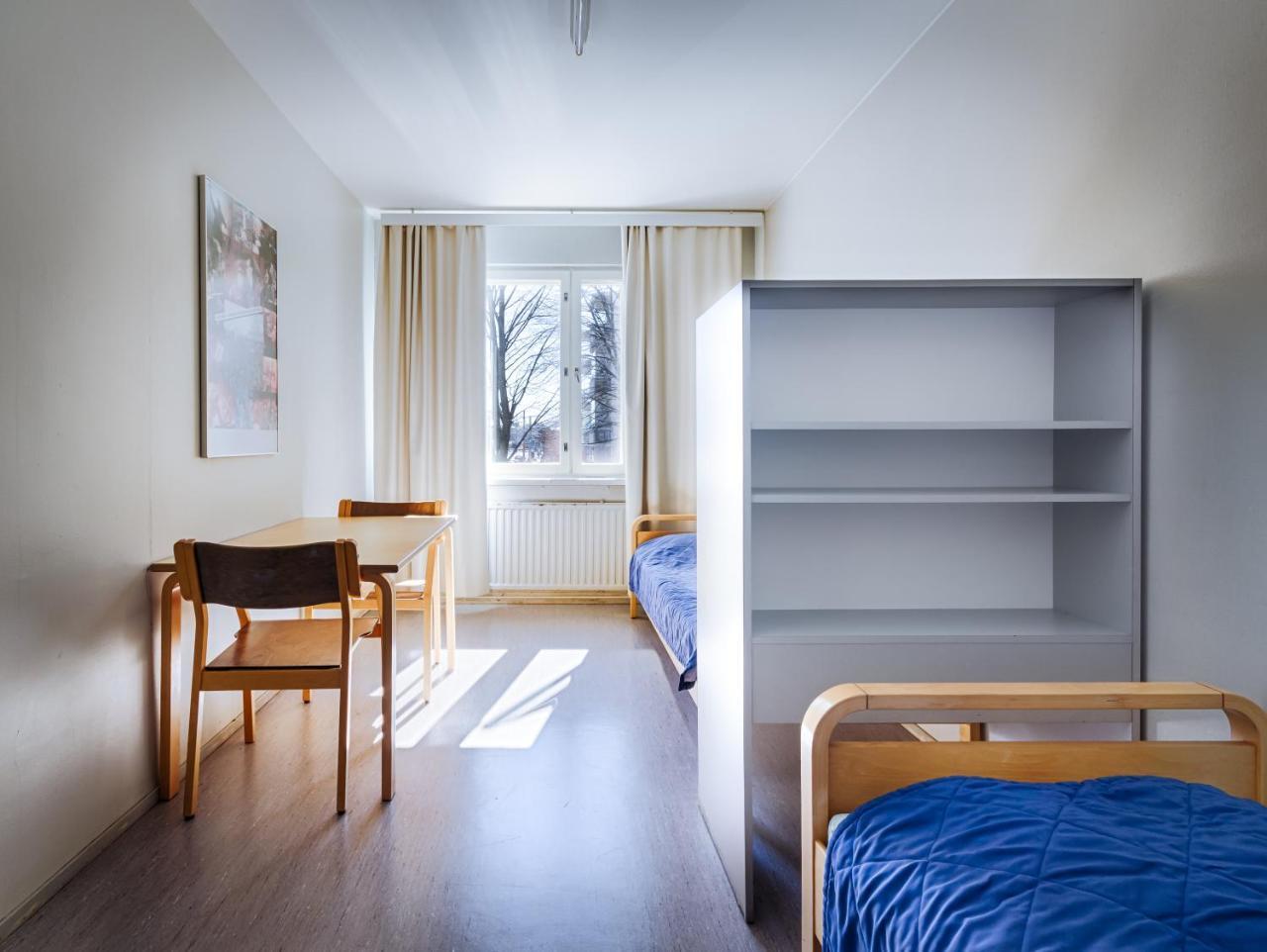 Cama individual económica en habitación compartida de 2 camas para hombres con baño compartido