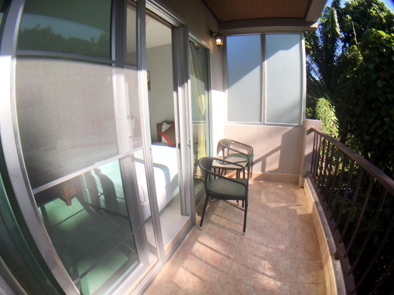 Zimmer mit Queensize-Bett und Balkon