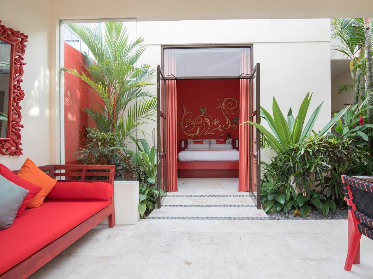 One-Bedroom Poolside Deluxe Suite