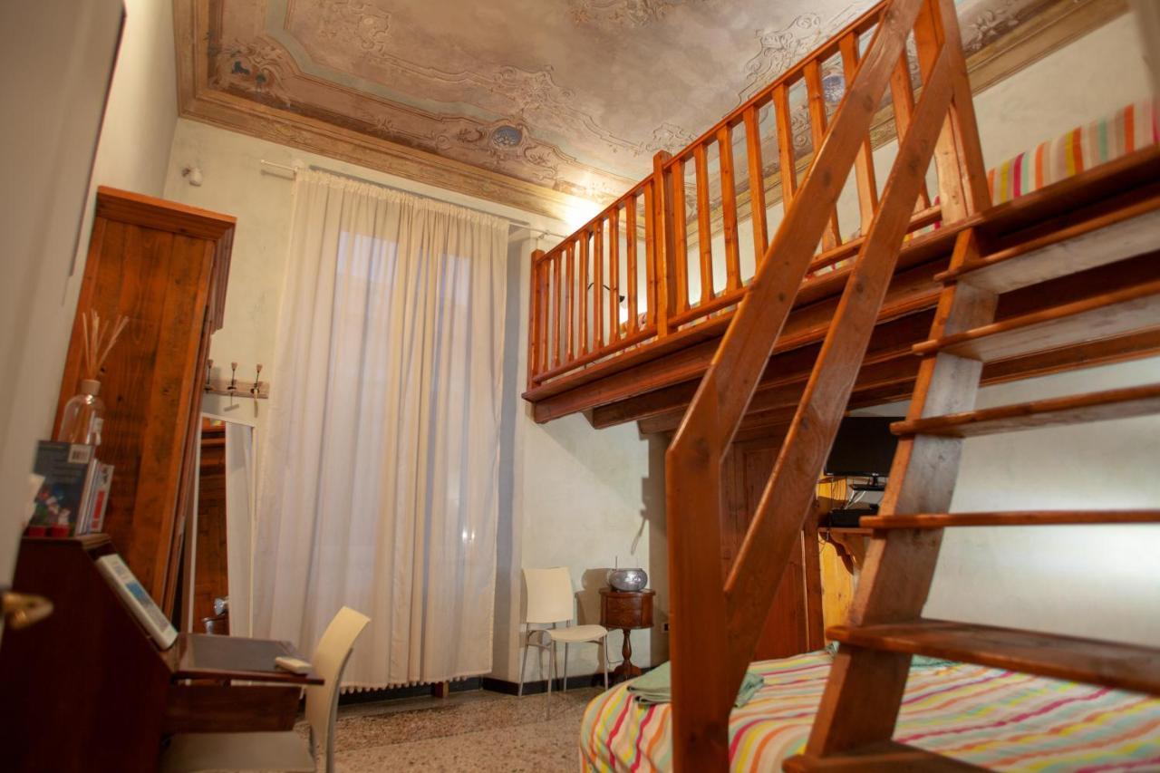 Vierbettzimmer mit einem eigenen Bad außerhalb des Zimmers