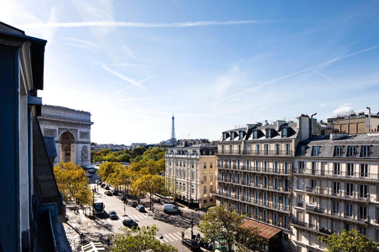 Standaard tweepersoonskamer met 2 aparte bedden en uitzicht op de Arc de Triomphe.