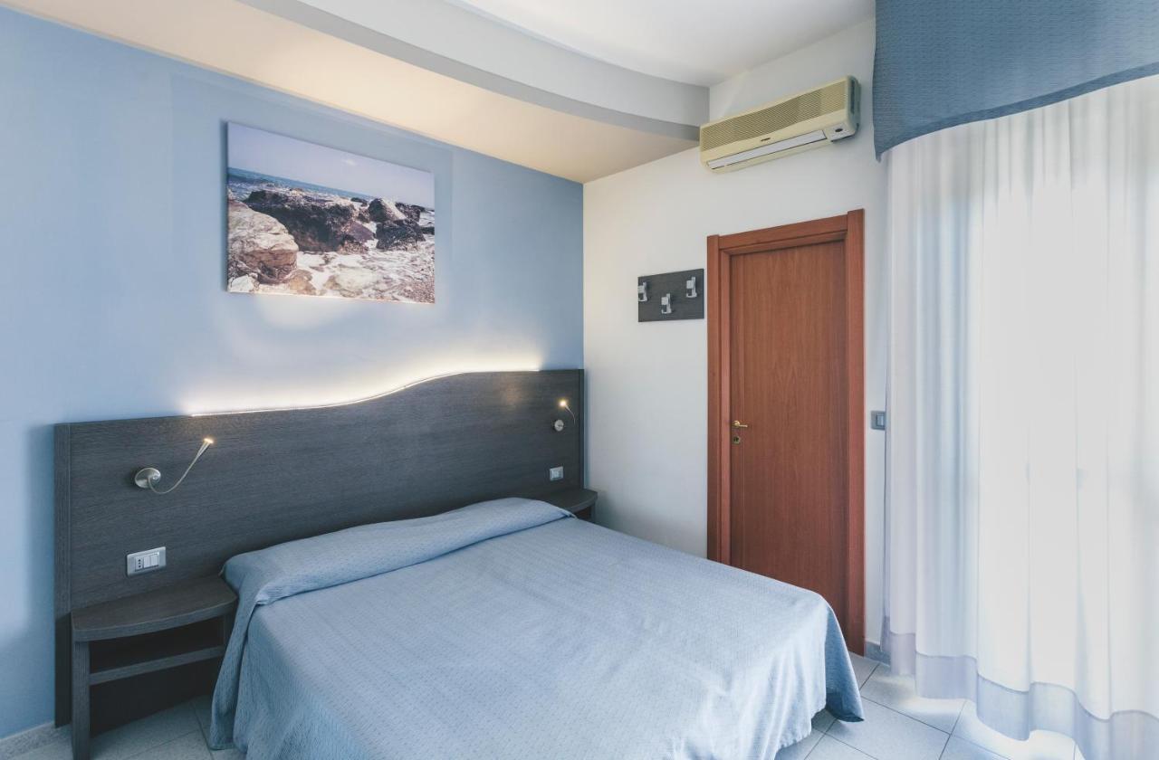 Double or Twin Room with Sea View,757638403:JPEG
