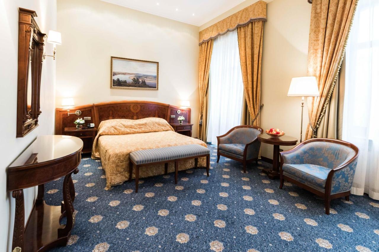 Zimmer mit Kingsize-Bett und Balkon