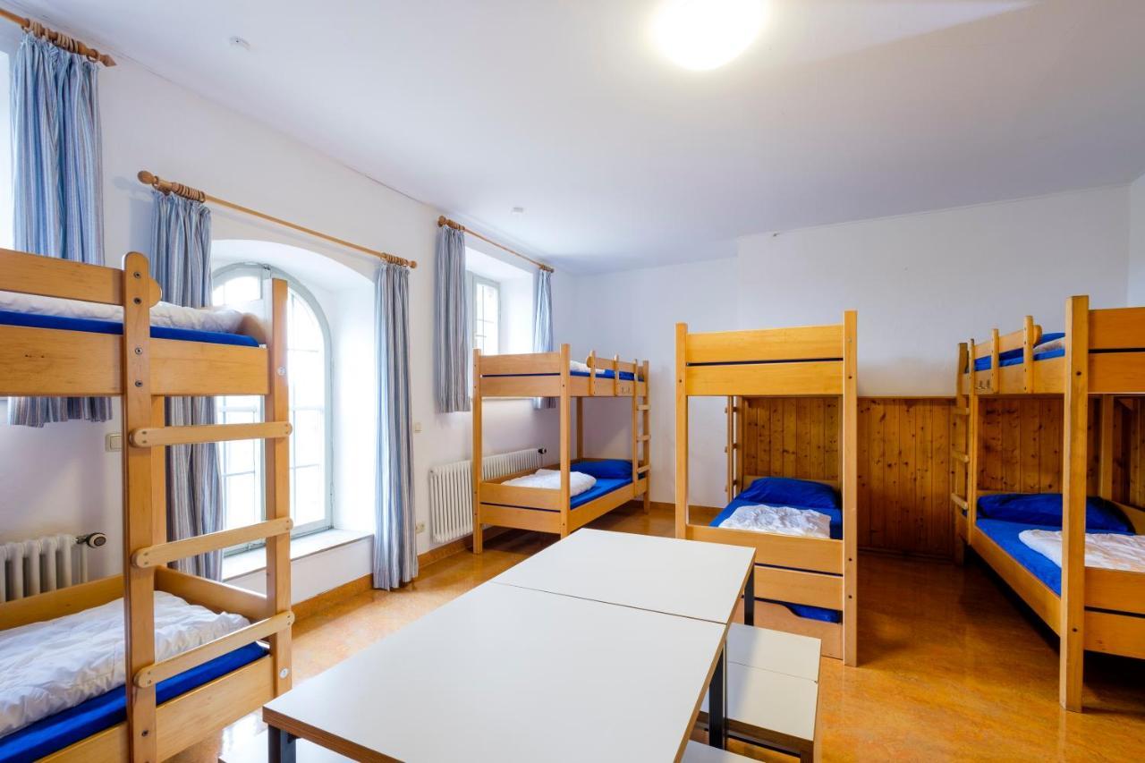 Einzelbett im Männerschlafsaal