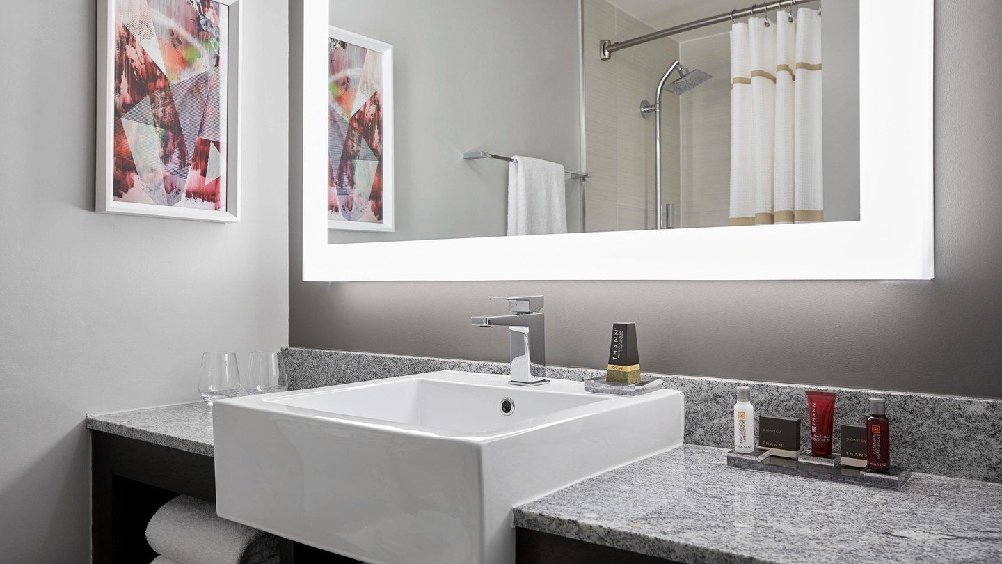 Doppelzimmer mit 2 Doppelbetten und barrierefreier Badewanne - barrierefrei