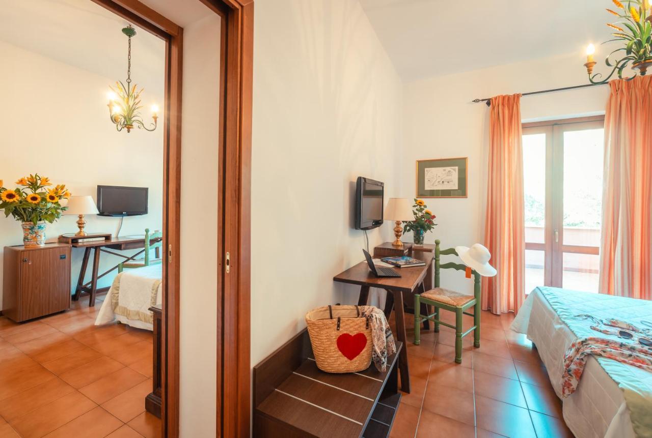 Camera Familiare con Vista Giardino