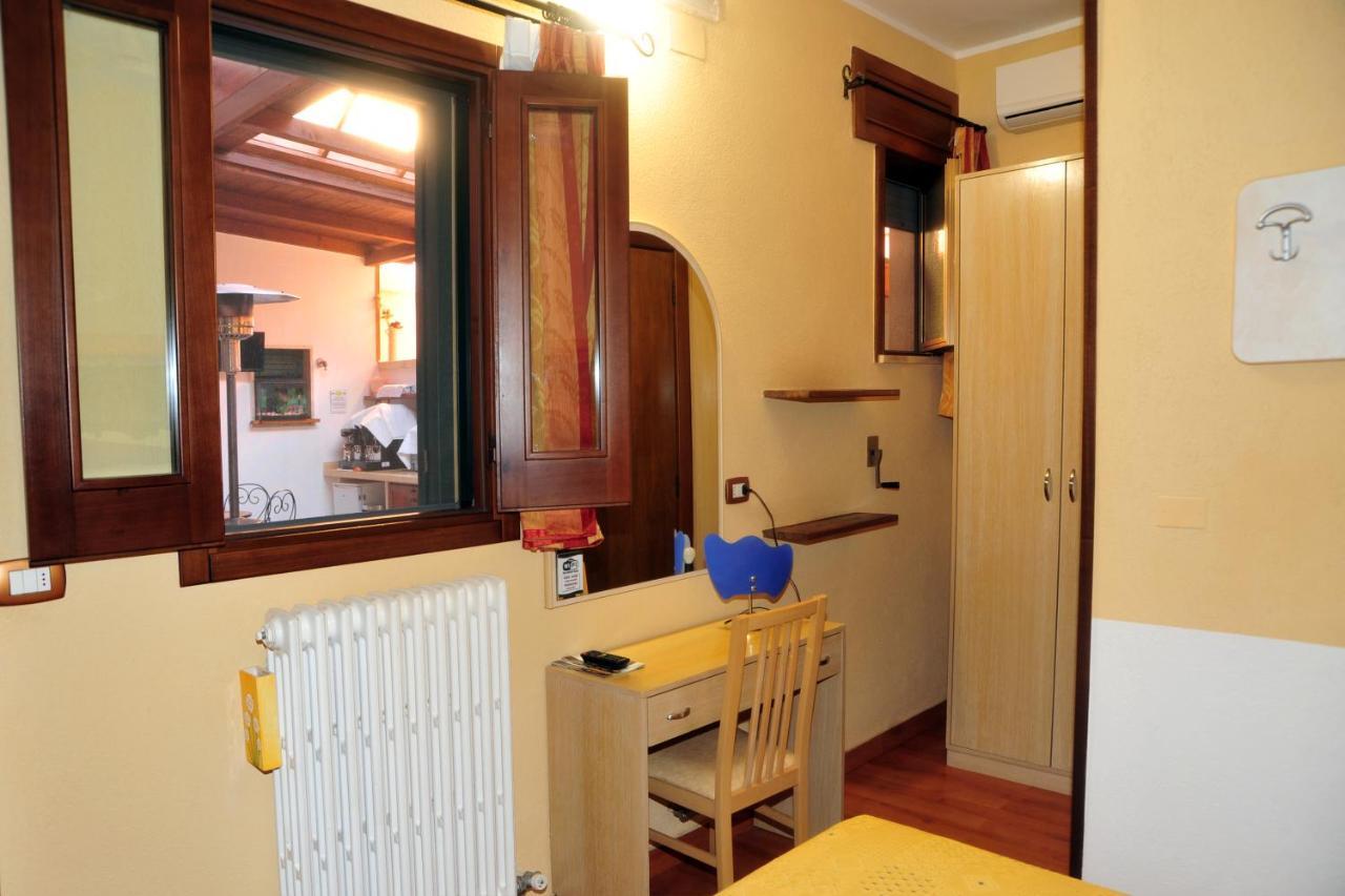 Small Double Room,765991306:JPEG