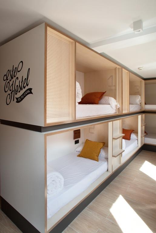 Cama num Dormitório Misto com 8 Camas