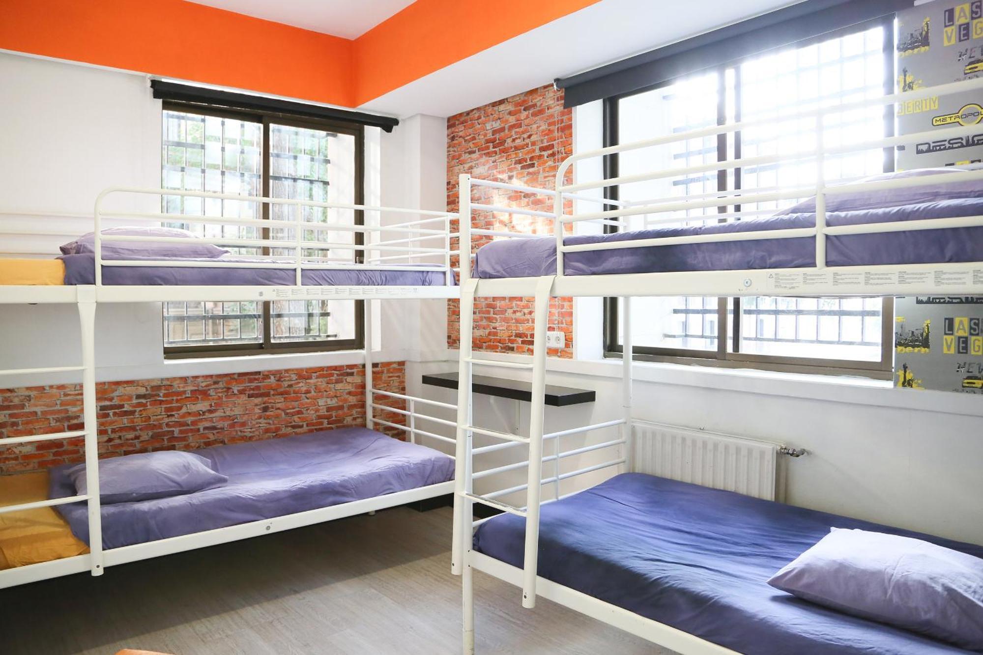 Cama individual en habitación compartida mixta de 4 camas