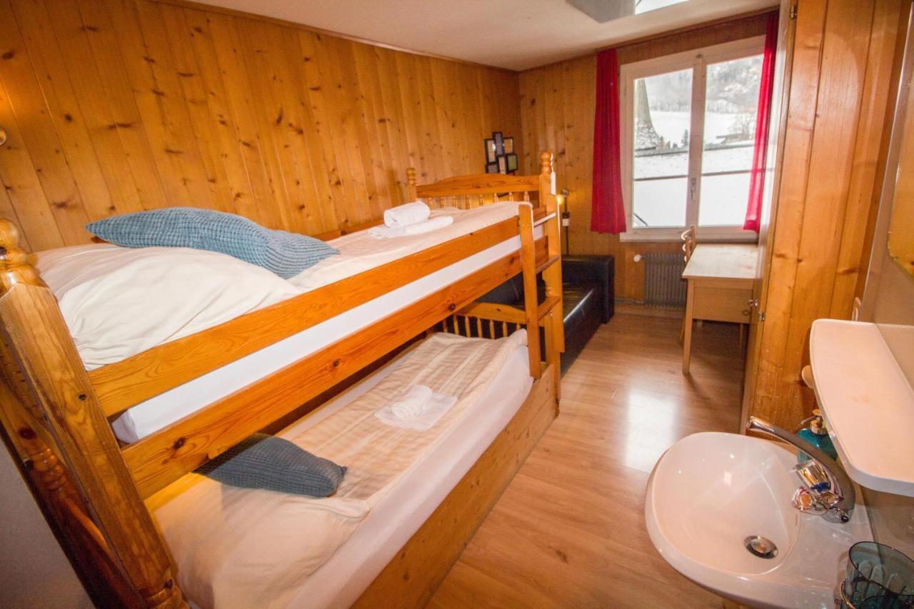 Chambre Simple avec Toilettes et Douche Communes