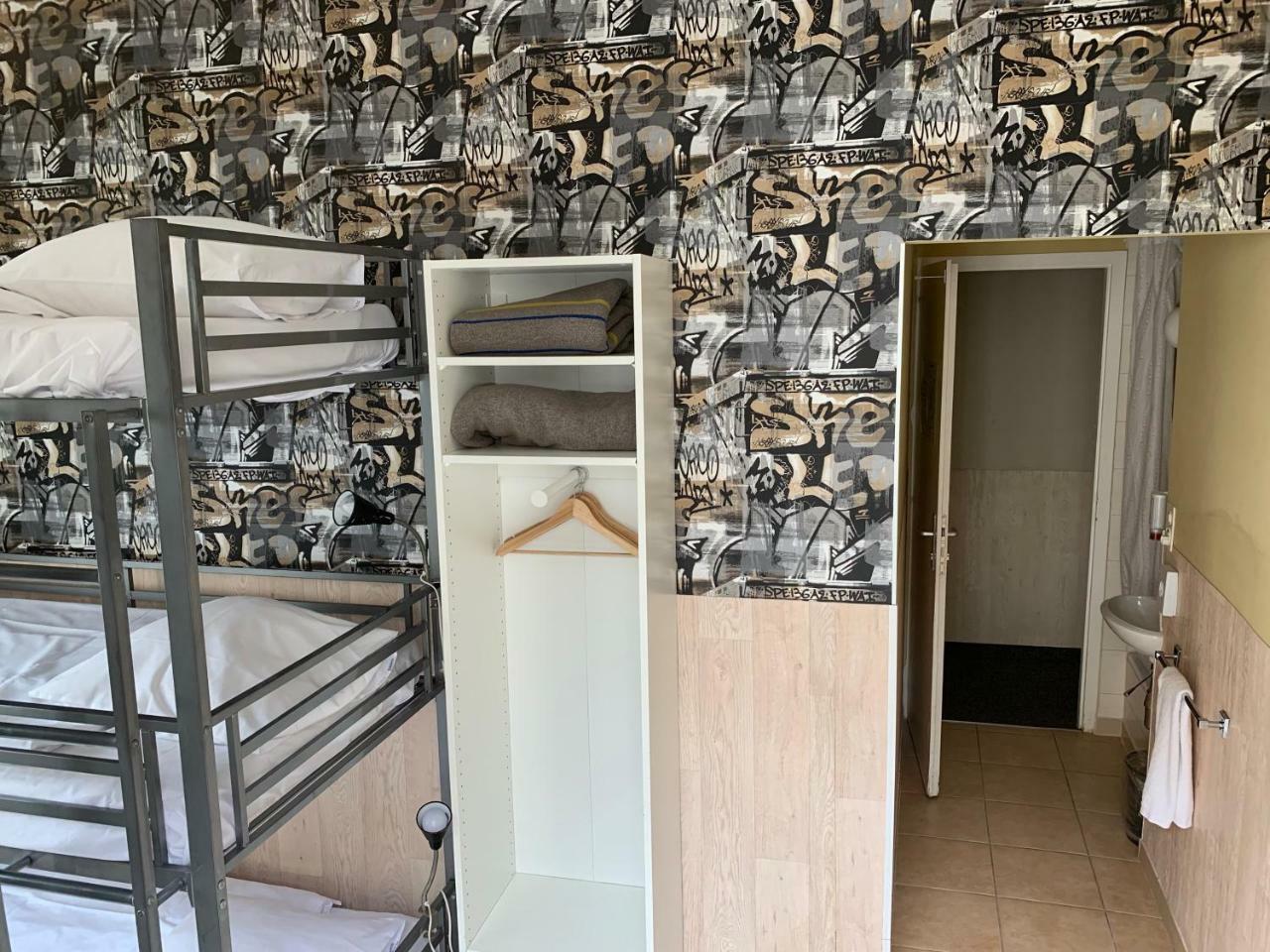 Habitación Triple con litera y aseo compartido