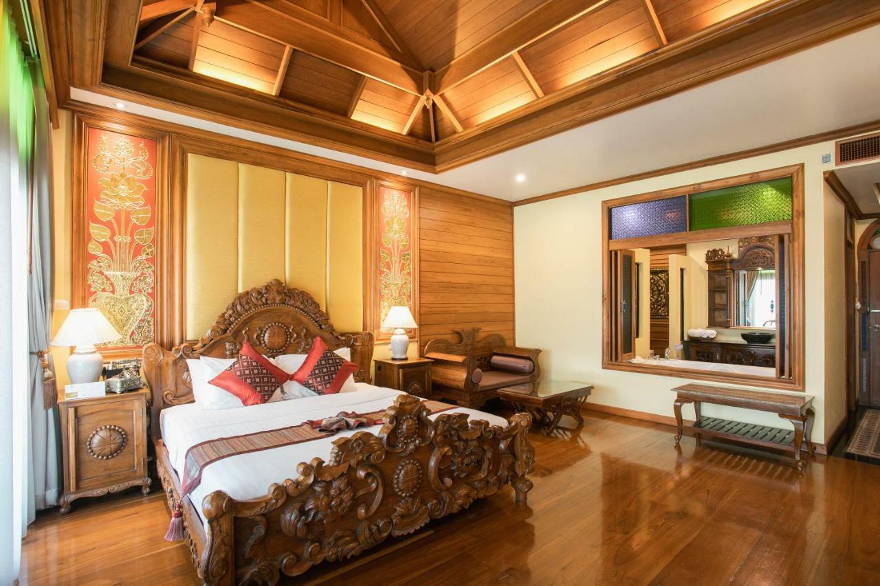 Chambre Lit King-Size de Luxe avec Baignoire Spa et Balcon Privé