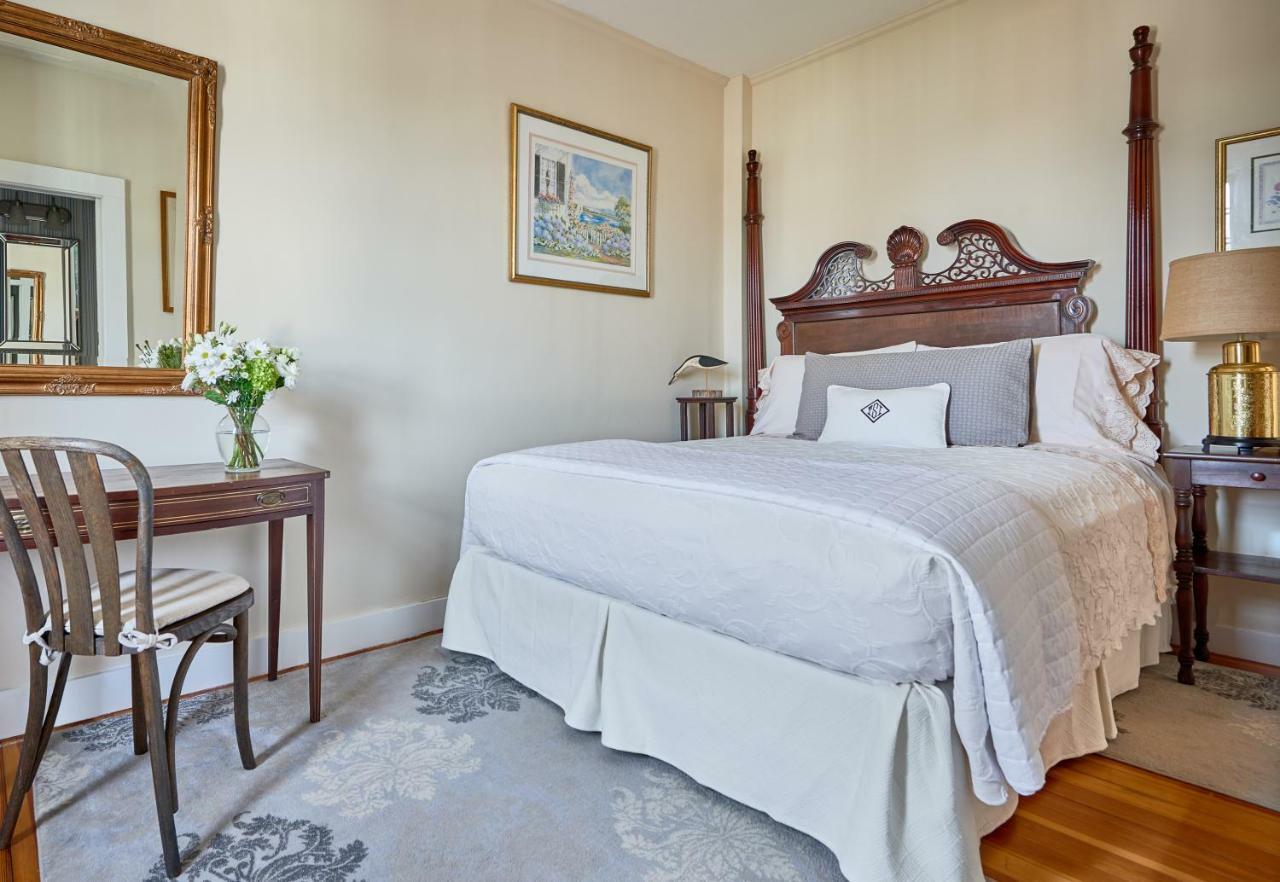Petite Queen Room