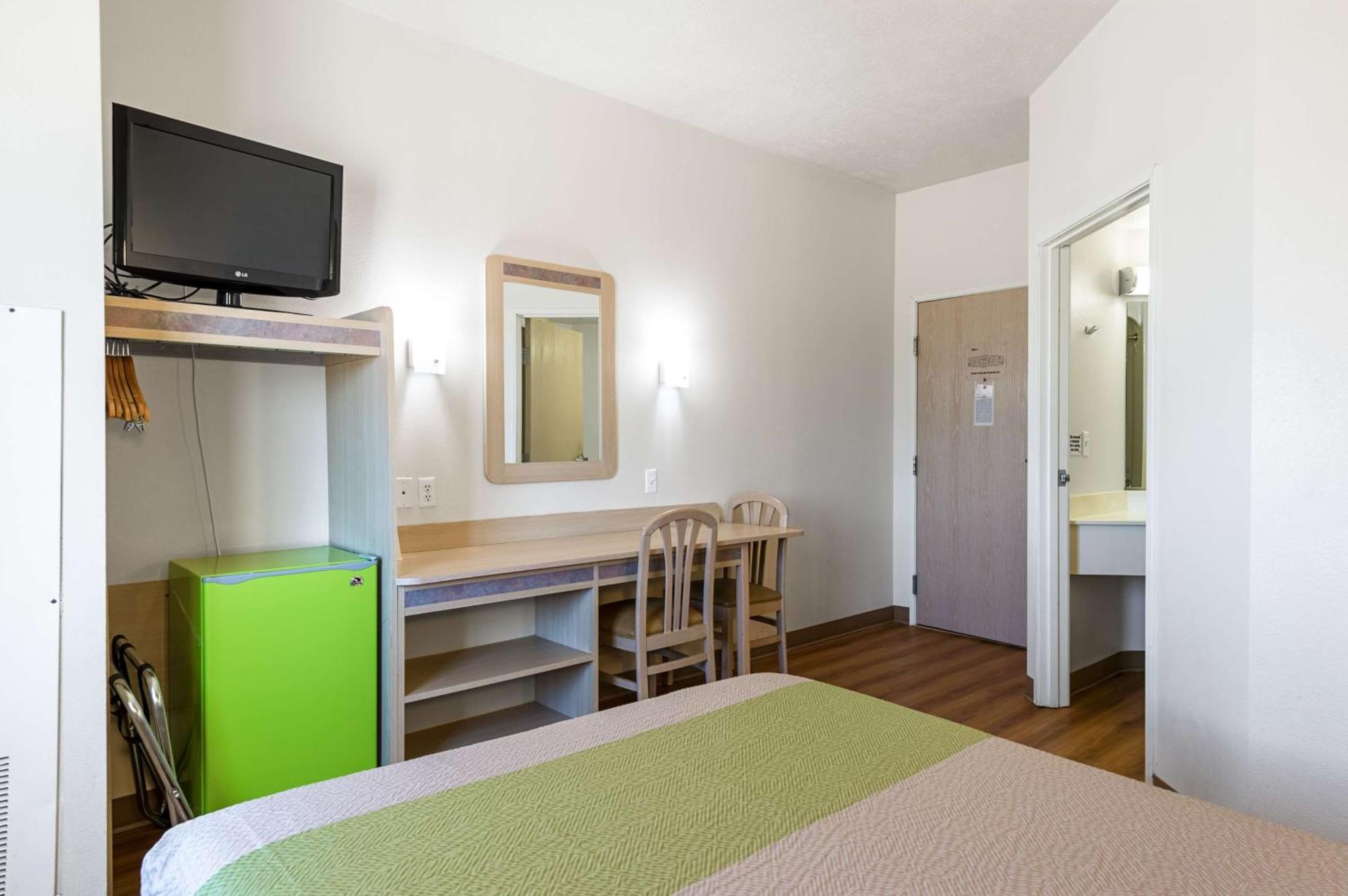 Chambre Lit Queen-Size pour Personnes à Mobilité Réduite avec Douche Accessible en Fauteuil Roulant