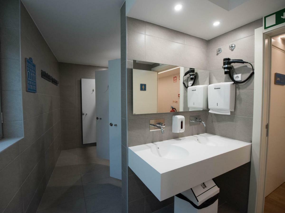 Cama en habitación compartida femenina de 8 camas