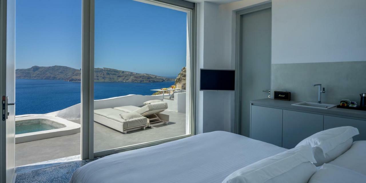 Executive Suite met eigen verwarmd dompelbad in de buitenlucht en uitzicht op de Caldera