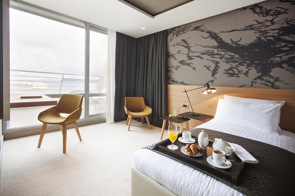 Suite Júnior com Varanda e Vista Mar