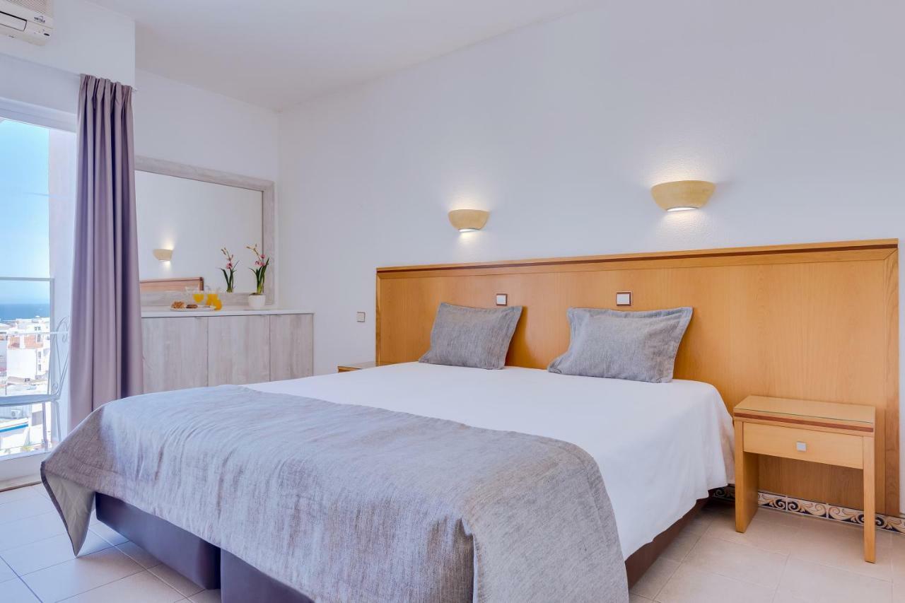 Quarto com 2 Camas de Solteiro