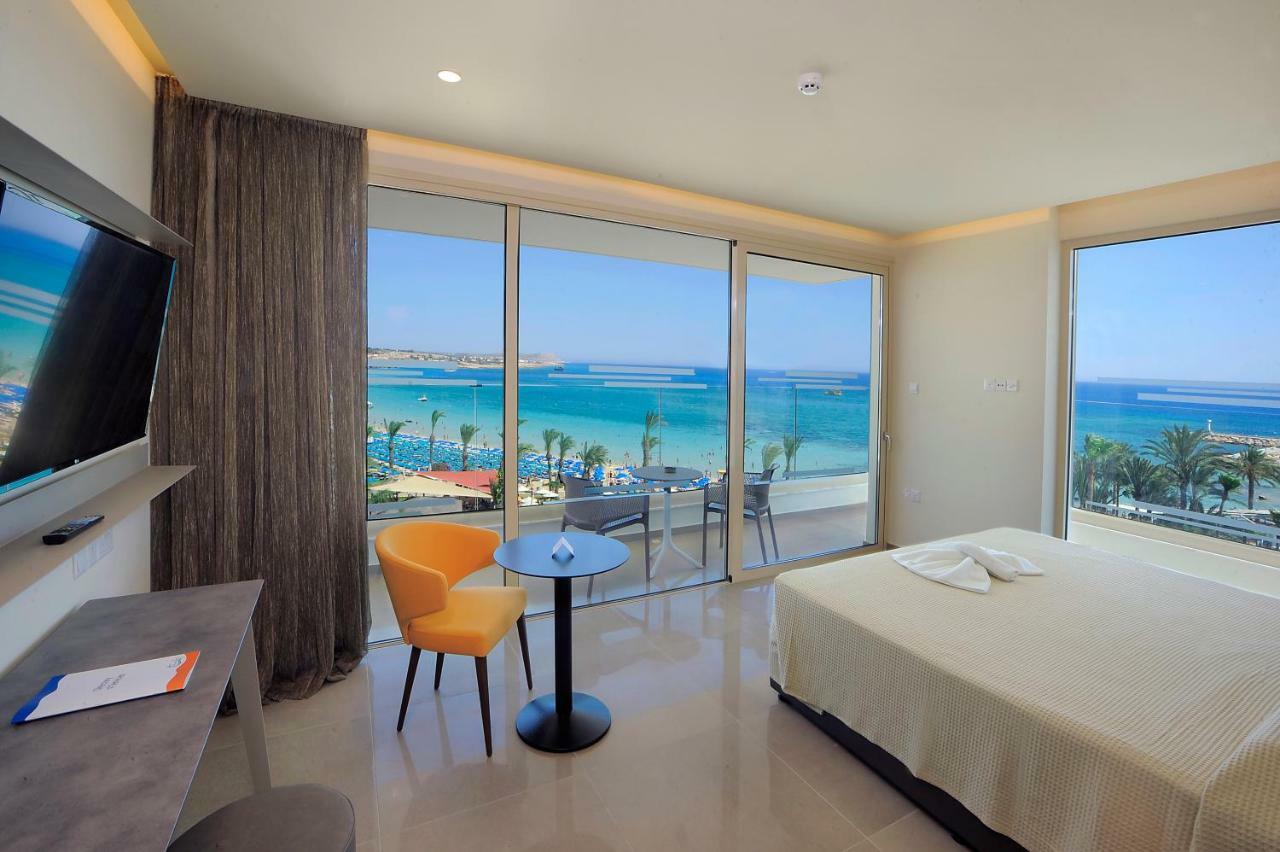 Luxuriöse Suite mit Meerblick und Whirlpool-Badewanne