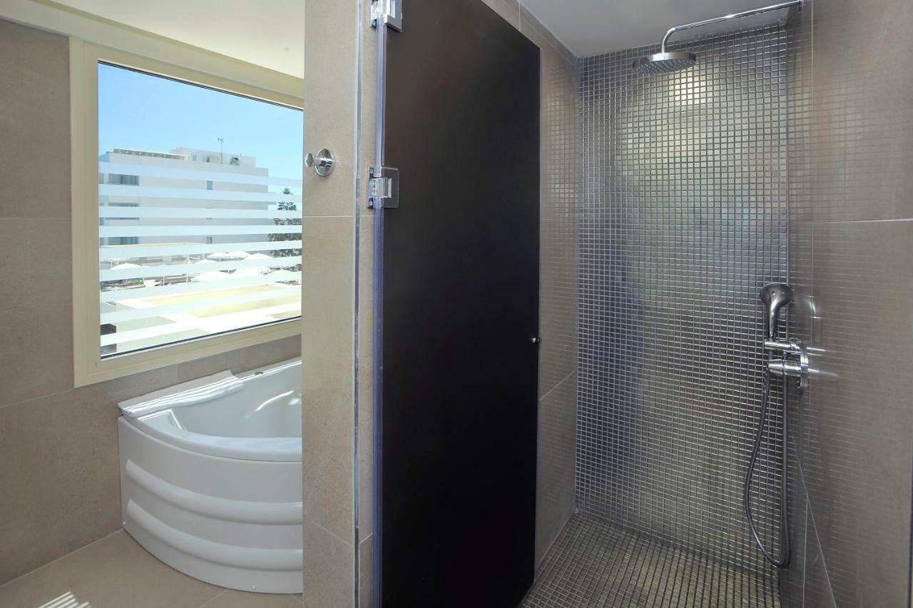 Luxus-Suite mit Meerblick und Whirlpool-Badewanne im Innen- und Außenbereich