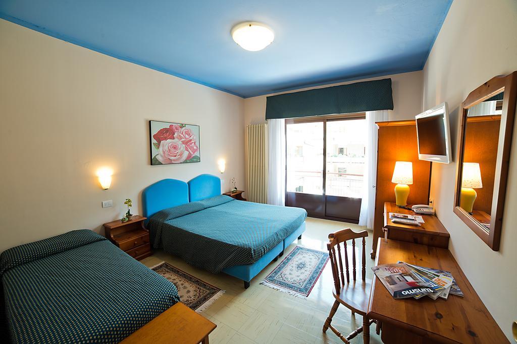 Camera Matrimoniale Superior con Letto Supplementare e Balcone