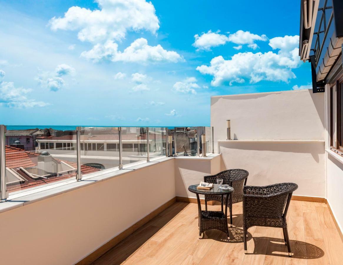 Camera Matrimoniale con Balcone e Vista Mare