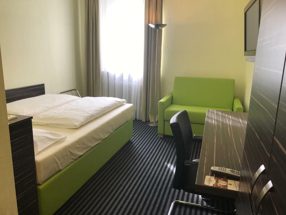 Standard Dreibettzimmer mit französischem Bett