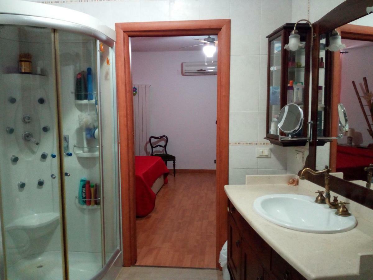 Camera Matrimoniale con Letto Supplementare e Bagno Privato