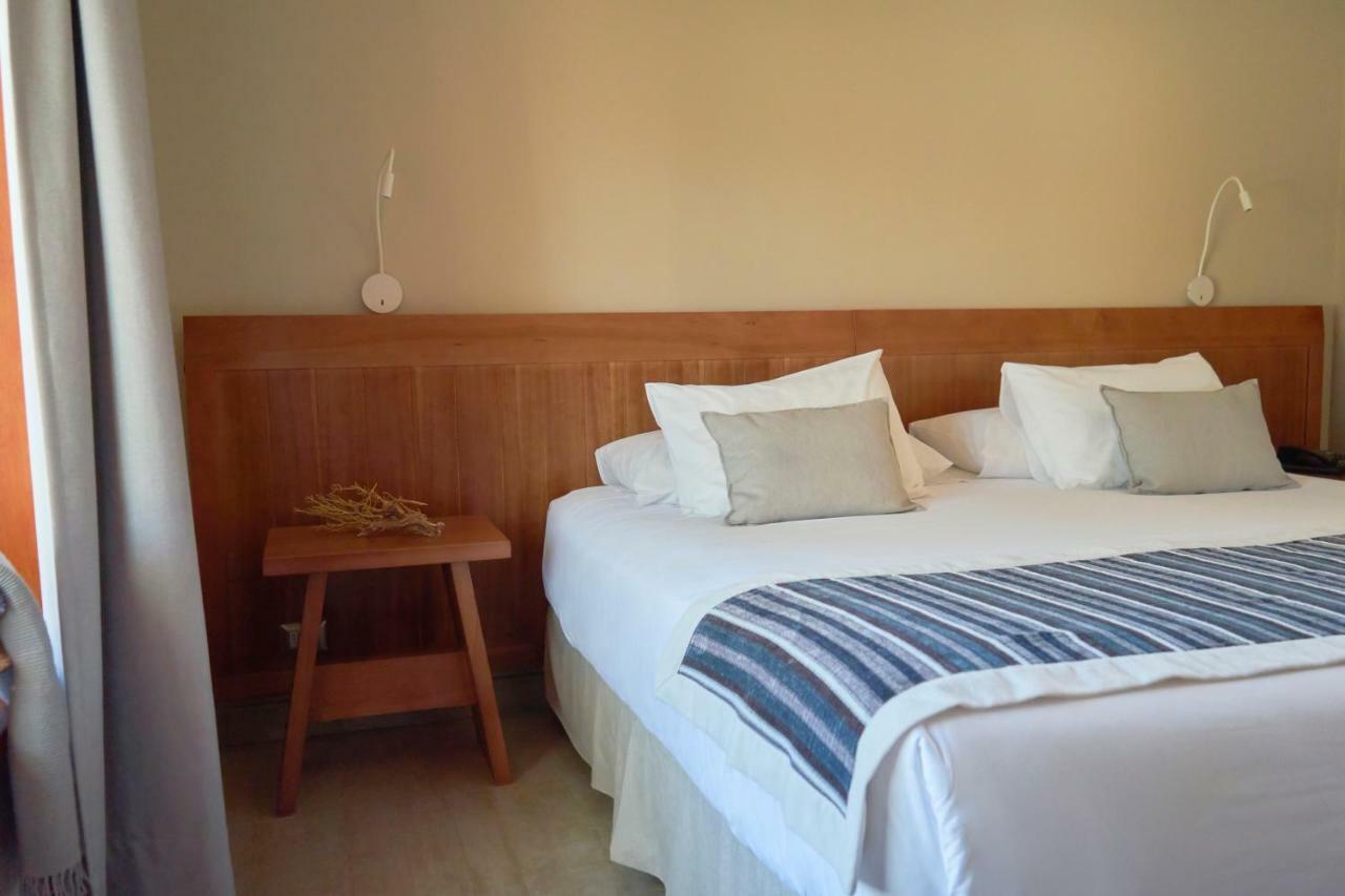 Habitación con cama extragrande.