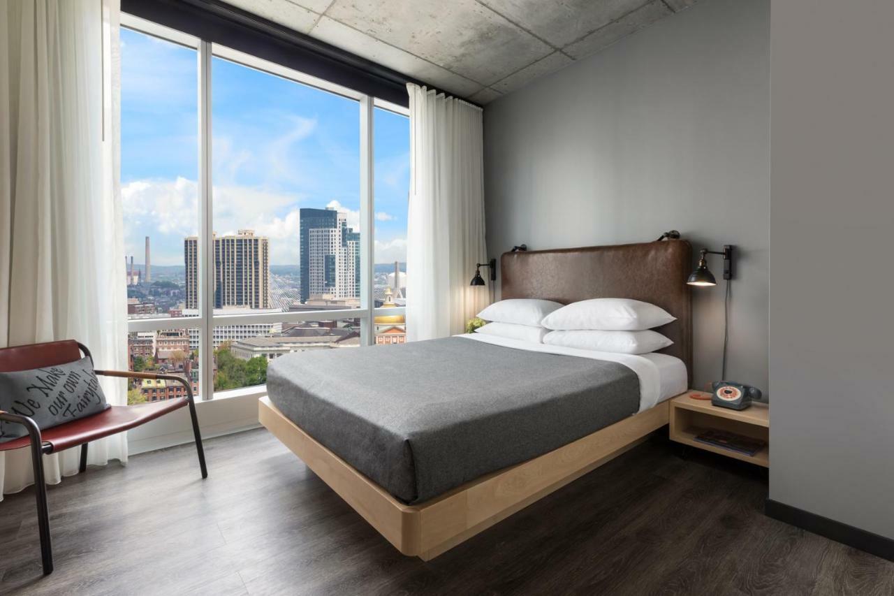 Chambre Lit Queen-Size Center Stage - Vue sur Ville - Adaptée aux Personnes à Mobilité Réduite avec Douche Accessible en Fauteuil Roulant