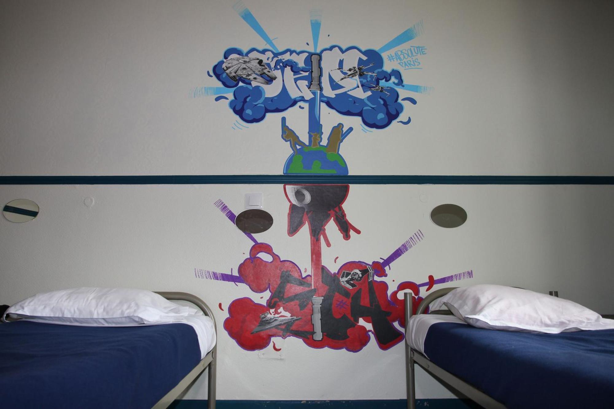 Lit dans Dortoir Mixte de 3 Lits avec Douche