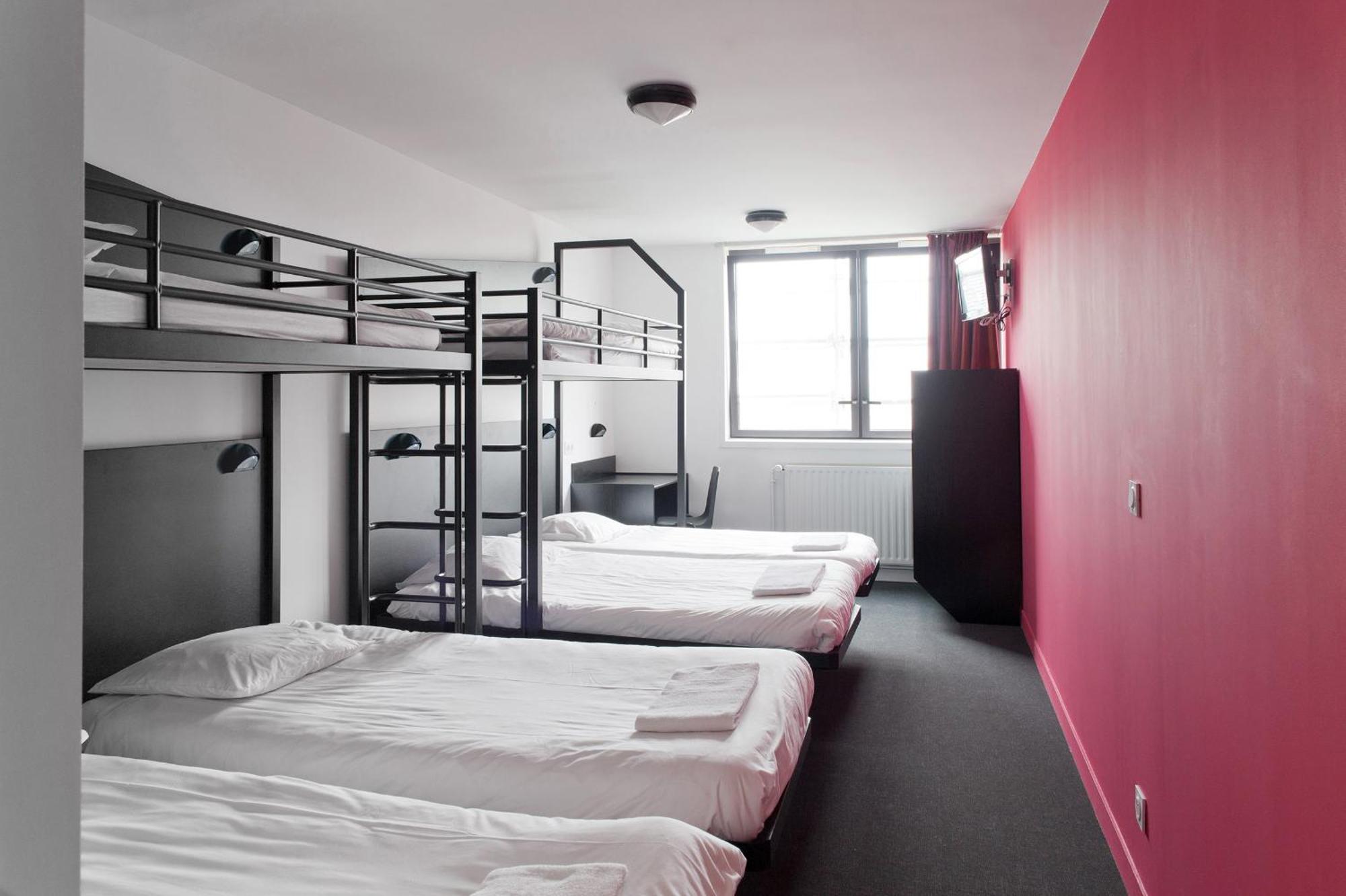 Lit Simple dans Dortoir Mixte