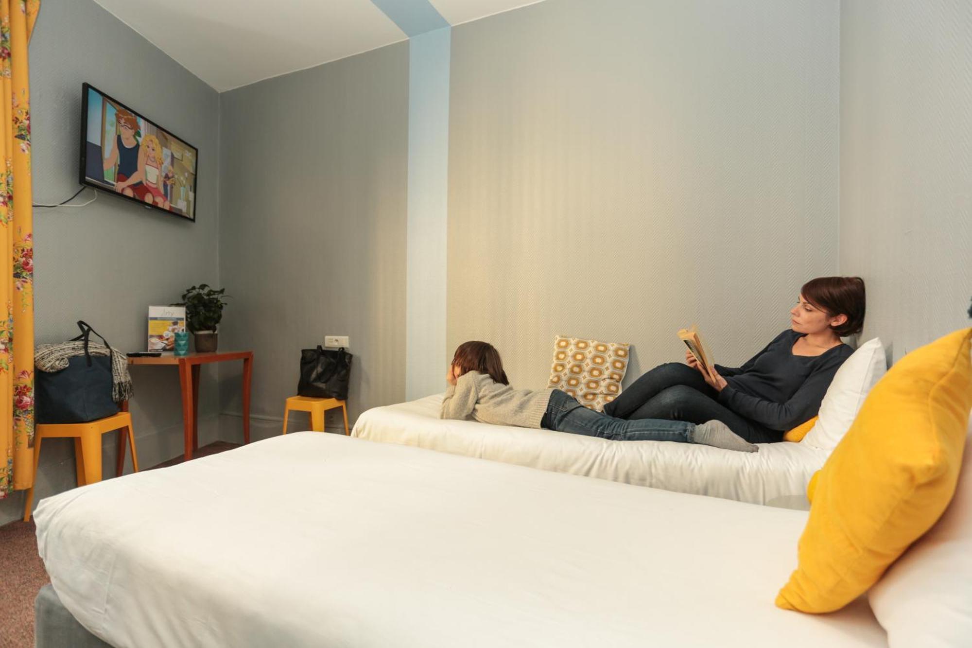 Tweepersoonskamer met 2 Aparte Bedden en Eigen Badkamer
