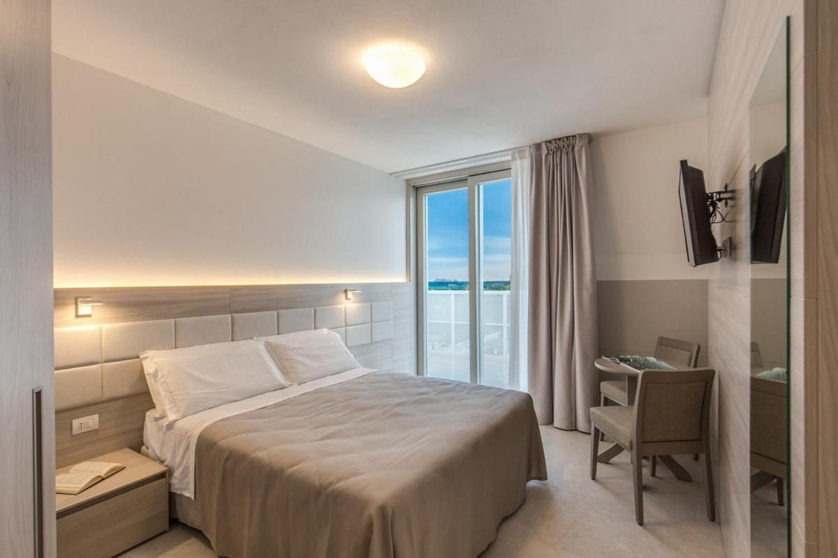 Deluxe Suite mit Whirlpool-Badewanne und Balkon