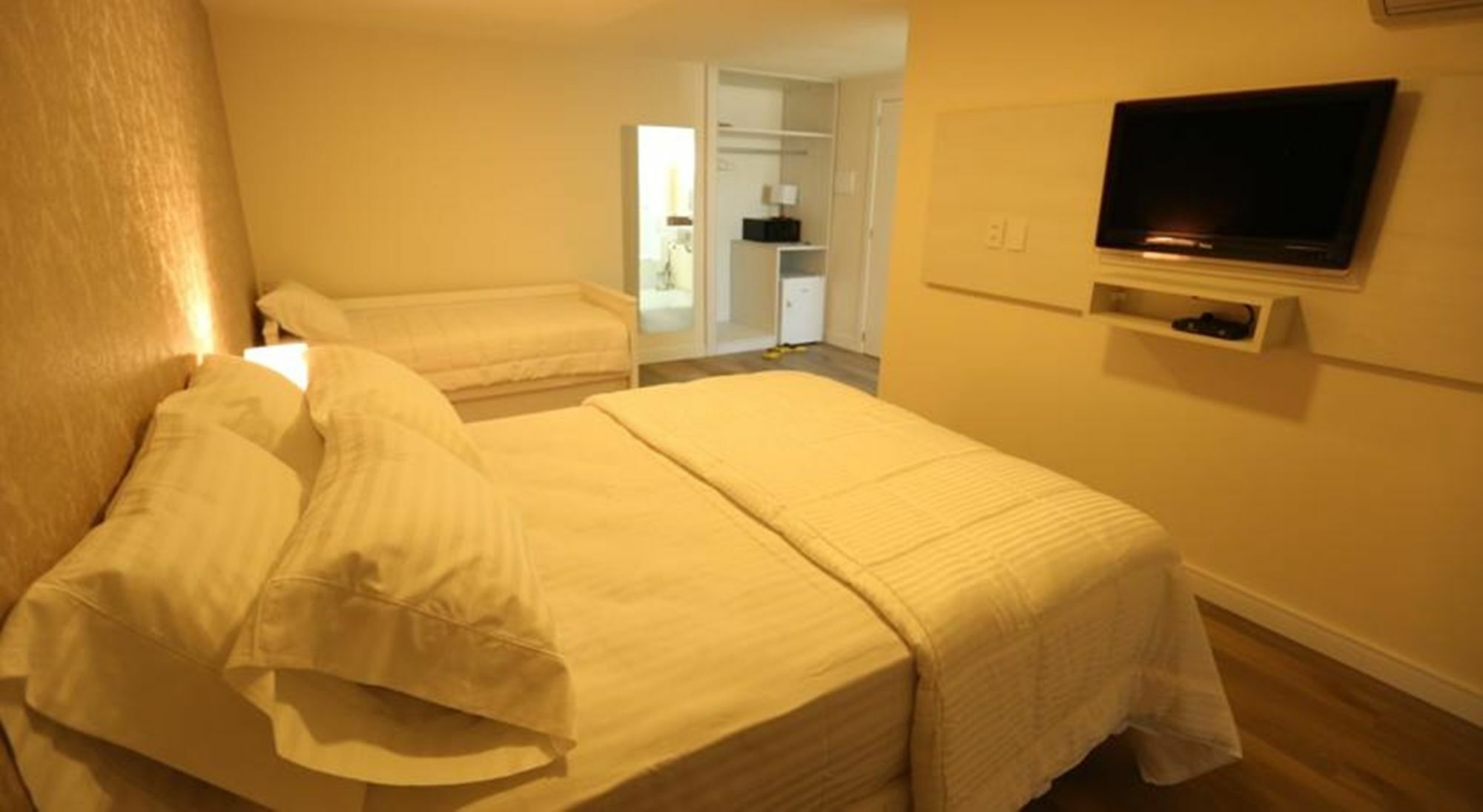 Quarto Triplo com Varanda